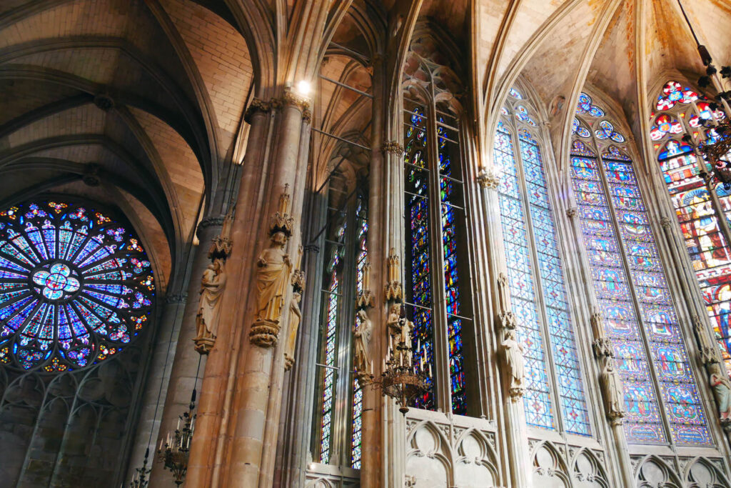 L'intérieur de la basilique de la Cité de Carcassonne, zoom sur les vitraux.