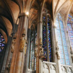 L'intérieur de la basilique de la Cité de Carcassonne, zoom sur les vitraux.